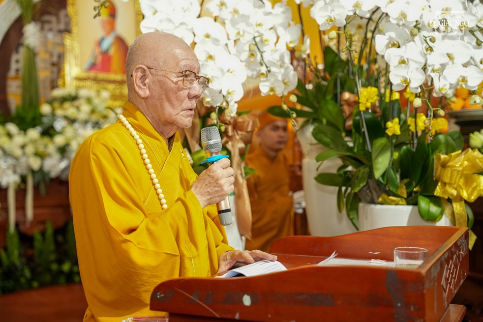 Hòa thượng Thích Đạt Niệm cung tuyên tiểu sử Hòa thượng Thích Huệ Cảnh