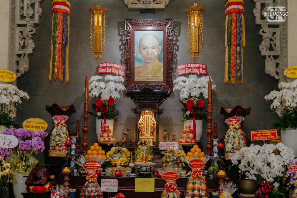 Hòa thượng Thích Thiện Quang, húy Hồng Sáng, tiếp nối dòng Lâm Tế Gia Phổ đời thứ 41, viện chủ khai sơn chùa Kỳ Quang 3 - TP.Thủ Đức