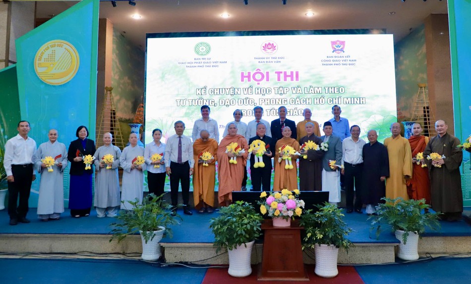 Lãnh đạo TP.Thủ Đức, Ban Giám khảo và 15 thí sinh vòng chung kết chụp ảnh lưu niệm Lãnh đạo TP.Thủ Đức, Ban Giám khảo và 15 thí sinh vòng chung kết chụp ảnh lưu niệm