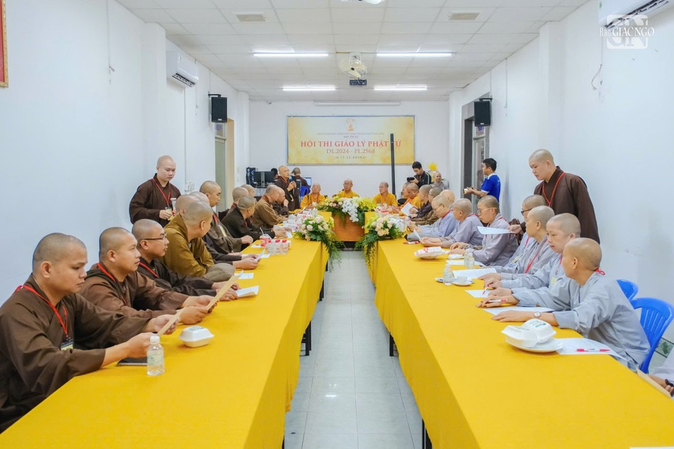 Chư tôn đức giám khảo, giám thị họp trước giờ thi Chư tôn đức giám khảo, giám thị họp trước giờ thi