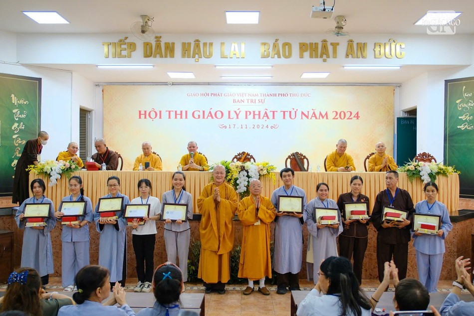 Trao thưởng cho các thí sinh có thành tích xuất sắc Trao thưởng cho các thí sinh có thành tích xuất sắc