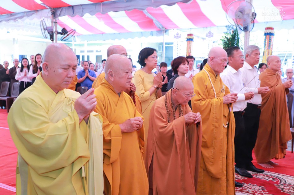 Chư tôn đức thắp hương cầu nguyện Chư tôn đức thắp hương cầu nguyện