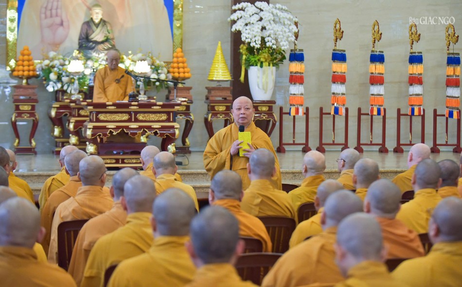 Hoà thượng Thích Lệ Trang tiếp tục chia sẻ, giải đáp thắc mắc về nghi lễ Phật giáo trong buổi tọa đàm sáng nay, 8-12