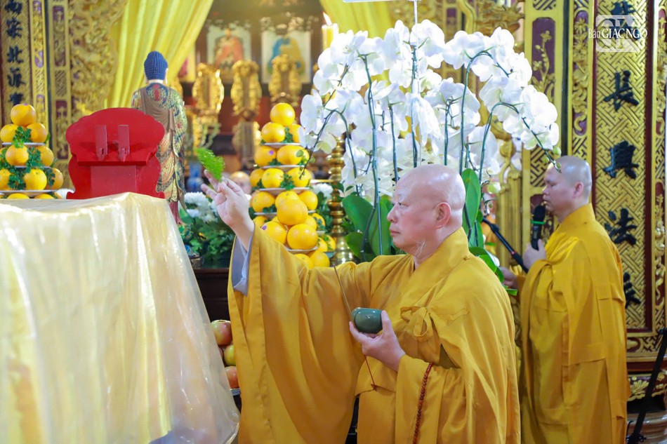 Hòa thượng Thích Lệ Trang cử hành nghi thức sái tịnh Hòa thượng Thích Lệ Trang cử hành nghi thức sái tịnh