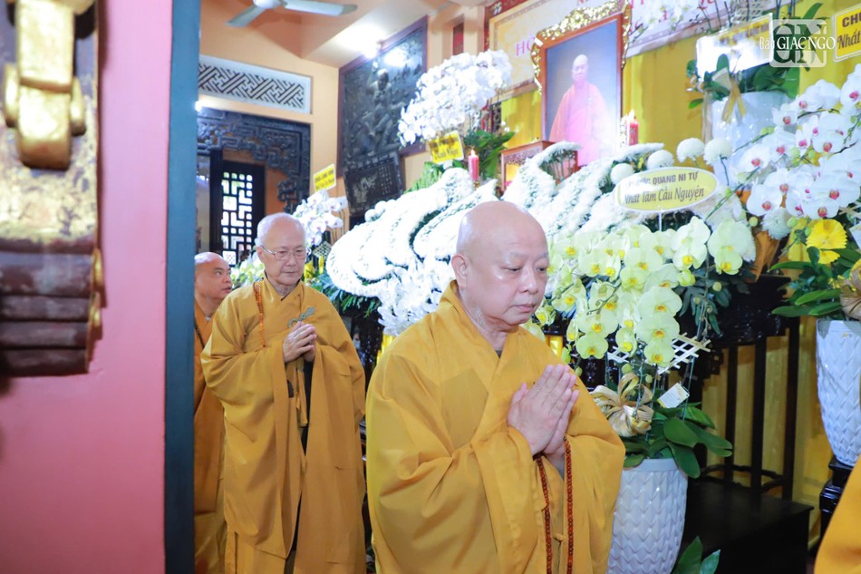 Chư tôn đức hữu nhiễu kim quan bái biệt cố Hòa thượng Chư tôn đức hữu nhiễu kim quan bái biệt cố Hòa thượng