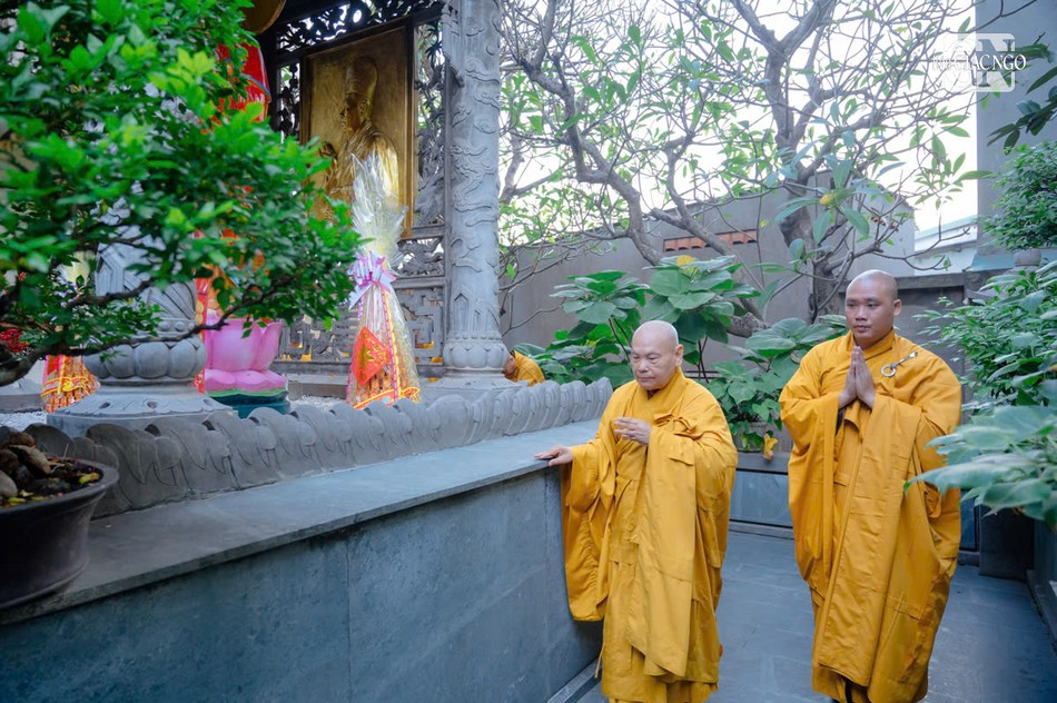 Trưởng lão Hòa thượng Thích Thiện Nhơn hữu nhiễu bảo tháp Đại lão Hòa thượng Đệ nhất Chủ tịch Hội đồng Trị sự GHPGVN Thích Trí Thủ tại Quảng Hương Già Lam Trưởng lão Hòa thượng Thích Thiện Nhơn hữu nhiễu bảo tháp Đại lão Hòa thượng Đệ nhất Chủ tịch Hội đồng Trị sự GHPGVN Thích Trí Thủ tại Quảng Hương Già Lam