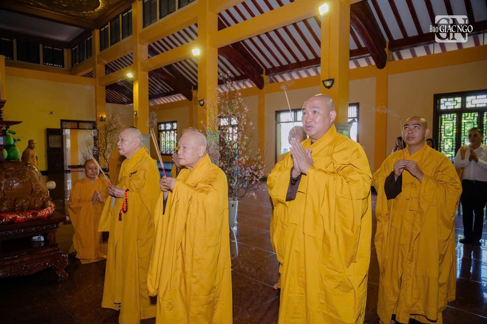 Thắp hương tưởng niệm chư vị tiền bối hữu công tại Tổ đường Việt Nam Quốc Tự Thắp hương tưởng niệm chư vị tiền bối hữu công tại Tổ đường Việt Nam Quốc Tự