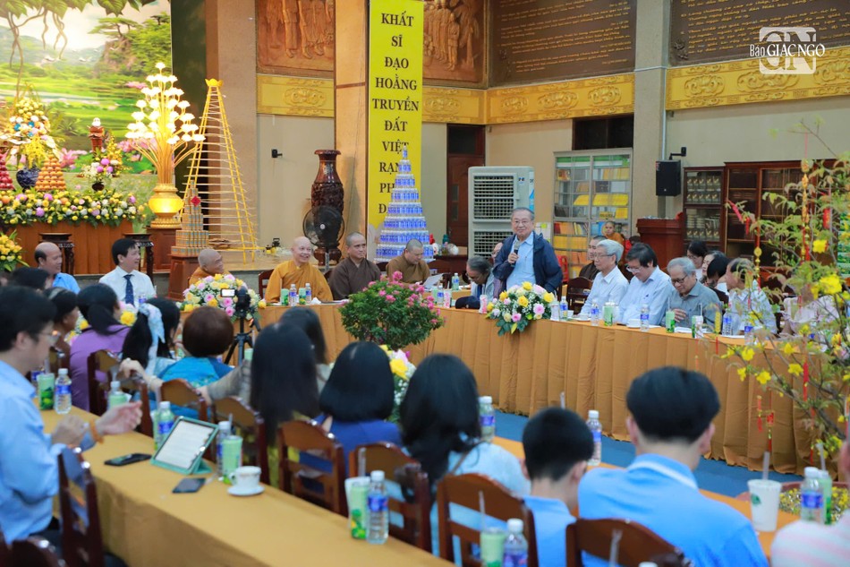 Bác sĩ Đồ Hồng Ngọc chia sẻ tại buổi họp mặt