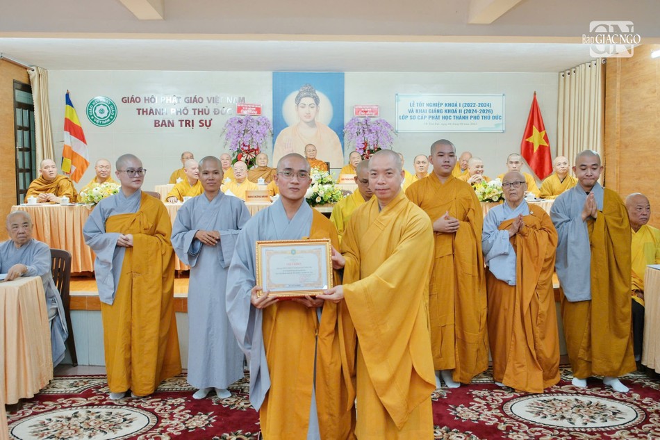 Thượng tọa Thích Quang Thạnh, Phó ban Trị sự kiêm Trưởng ban Giáo dục Phật giáo TP.HCM trao Giấy khen đến Tăng sinh Thích Thiện Tuệ đạt hạng nhất khóa I (2022-2024) Thượng tọa Thích Quang Thạnh, Phó ban Trị sự kiêm Trưởng ban Giáo dục Phật giáo TP.HCM trao Giấy khen đến Tăng sinh Thích Thiện Tuệ đạt hạng nhất khóa I (2022-2024)