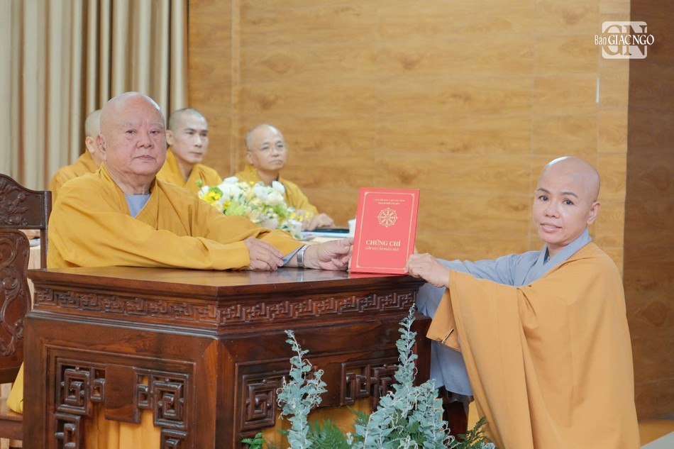 Hòa thượng Thích Thiện Minh, Trưởng ban Trị sự GHPGVN TP.Thủ Đức, Chủ nhiệm Lớp Sơ cấp Phật học TP.Thủ Đức trao Chứng chỉ tốt nghiệp cho Tăng Ni sinh hoàn thành khóa học Hòa thượng Thích Thiện Minh, Trưởng ban Trị sự GHPGVN TP.Thủ Đức, Chủ nhiệm Lớp Sơ cấp Phật học TP.Thủ Đức trao Chứng chỉ tốt nghiệp cho Tăng Ni sinh hoàn thành khóa học