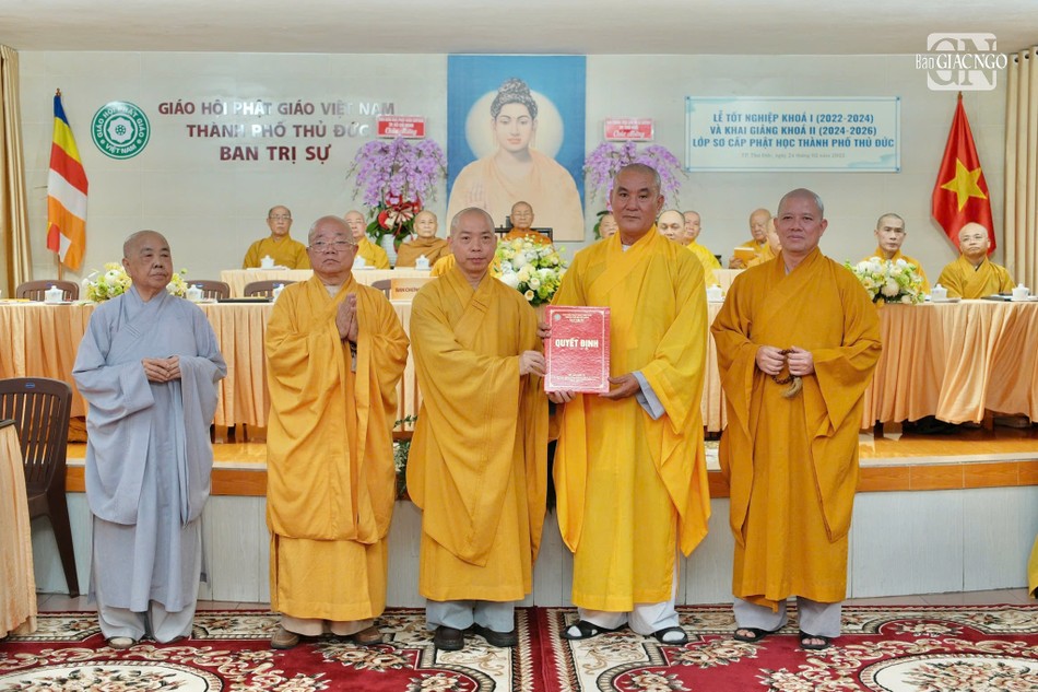 Ban Chủ nhiệm Lớp Sơ cấp Phật học TP.Thủ Đức đón nhận quyết định khai giảng khóa II từ Ban Thường trực Ban Trị sự GHPGVN TP.HCM Ban Chủ nhiệm Lớp Sơ cấp Phật học TP.Thủ Đức đón nhận quyết định khai giảng khóa II từ Ban Thường trực Ban Trị sự GHPGVN TP.HCM