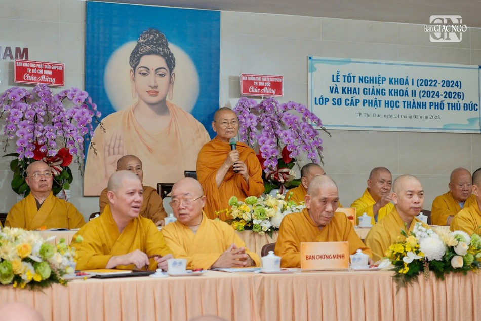 Trưởng lão Hòa thượng Viên Minh ban đạo từ Trưởng lão Hòa thượng Viên Minh ban đạo từ