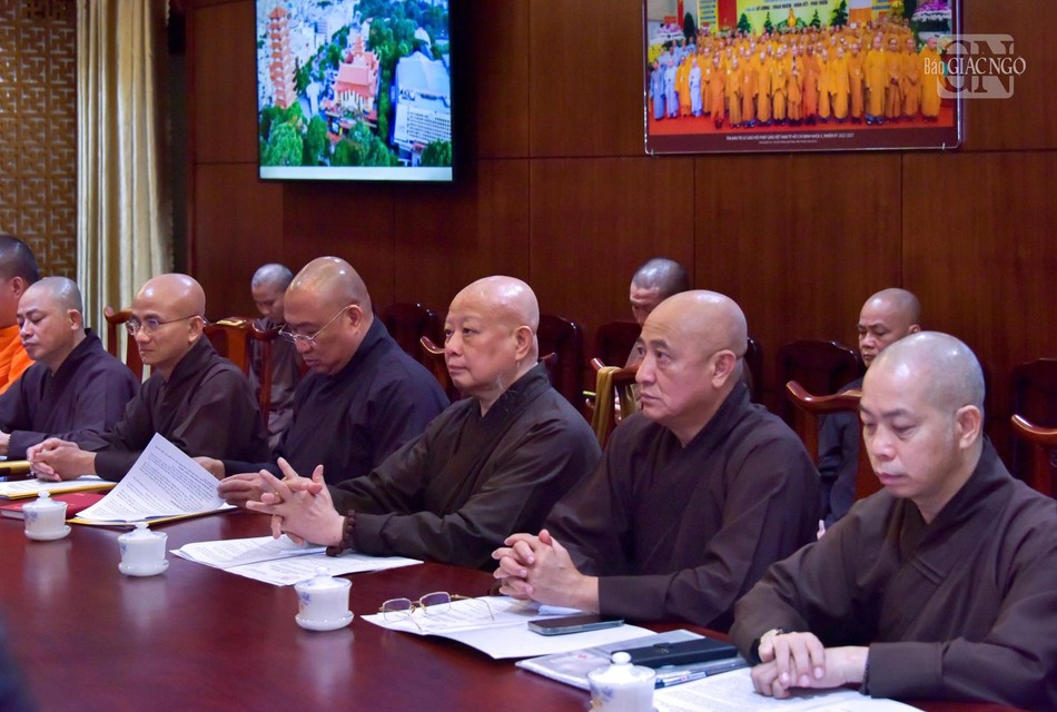 Chư tôn đức theo dõi