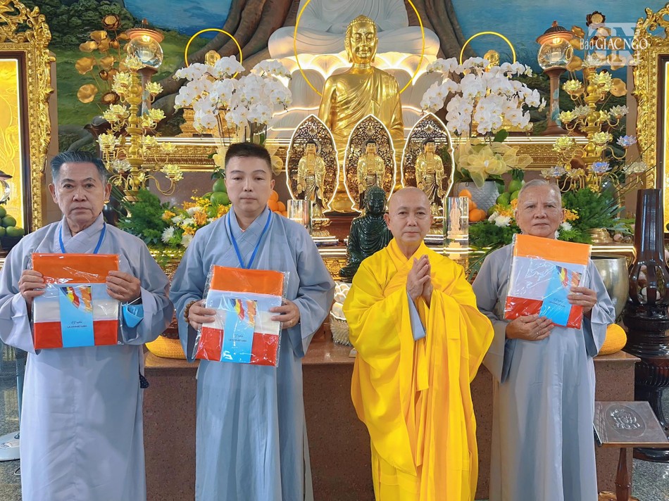 Hòa thượng Thích Hoằng Tri, trụ trì chùa Vạn Đức tặng cờ đến các Phật tử Hòa thượng Thích Hoằng Tri, trụ trì chùa Vạn Đức tặng cờ đến các Phật tử