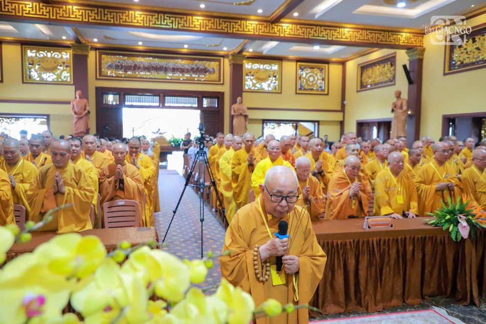 Dâng hương tưởng niệm