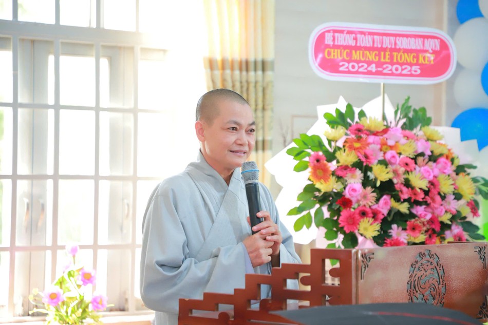 Ni sư Hiệu trưởng phát biểu khai mạc Ni sư Hiệu trưởng phát biểu khai mạc