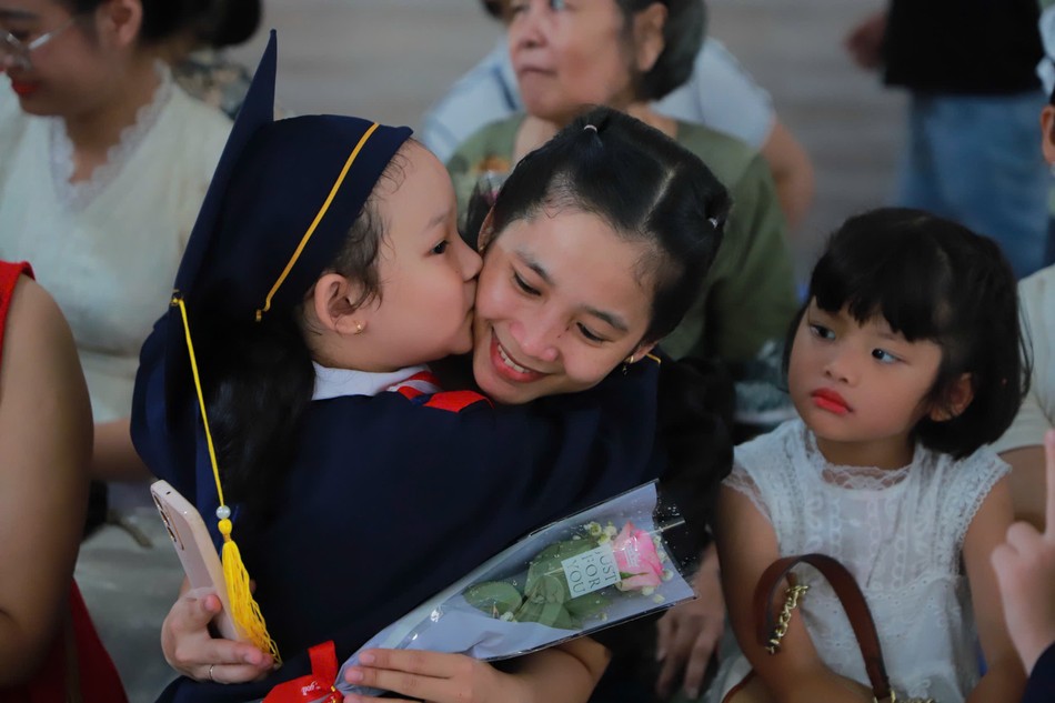 ... ôm hôn mẹ, như một sự tri ân đầy xúc động ... ôm hôn mẹ, như một sự tri ân đầy xúc động