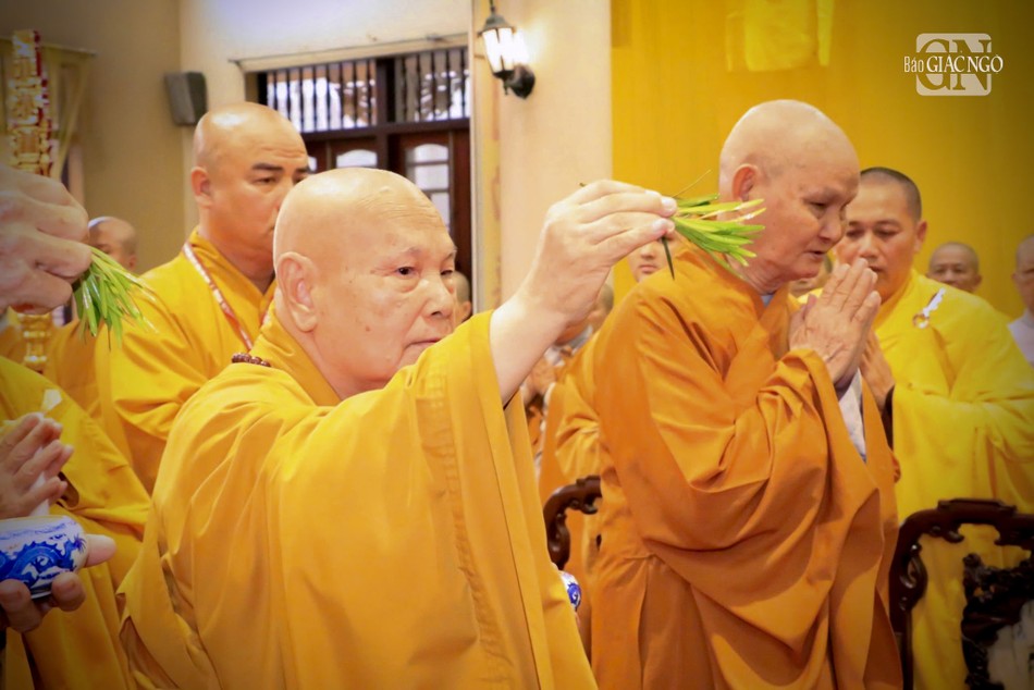 Cử hành nghi thức sái tịnh Cử hành nghi thức sái tịnh
