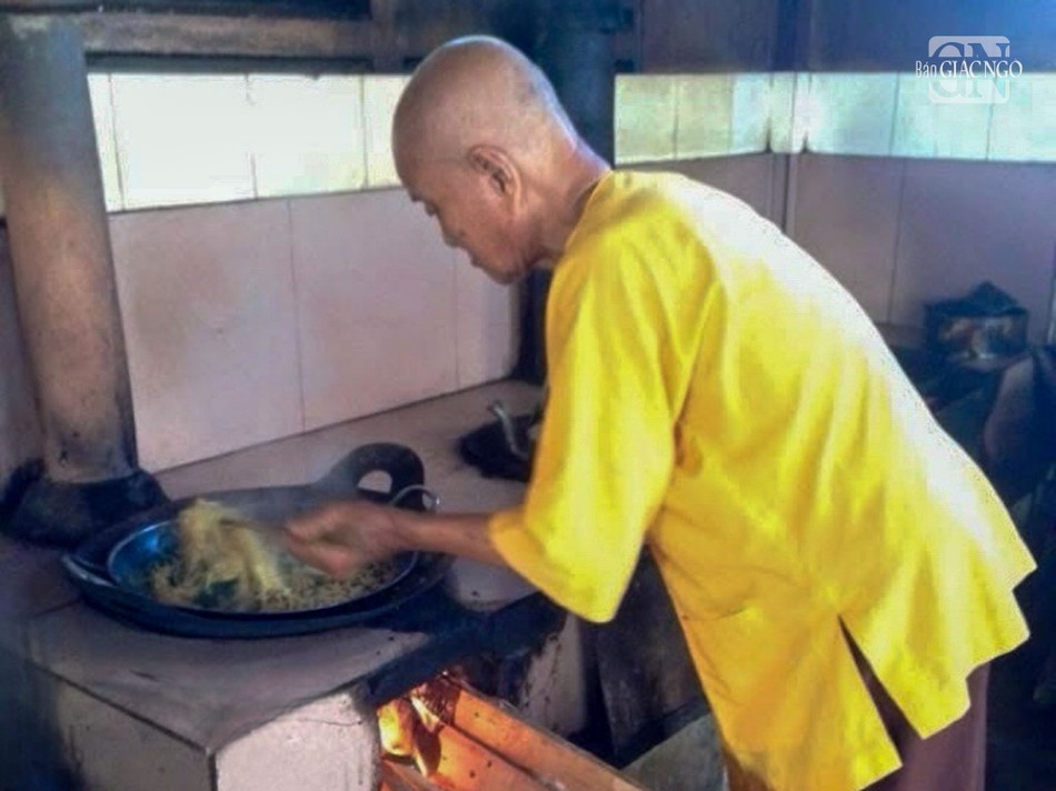 Trưởng lão Hòa thượng Thích Thiện An tự tay vào bếp...