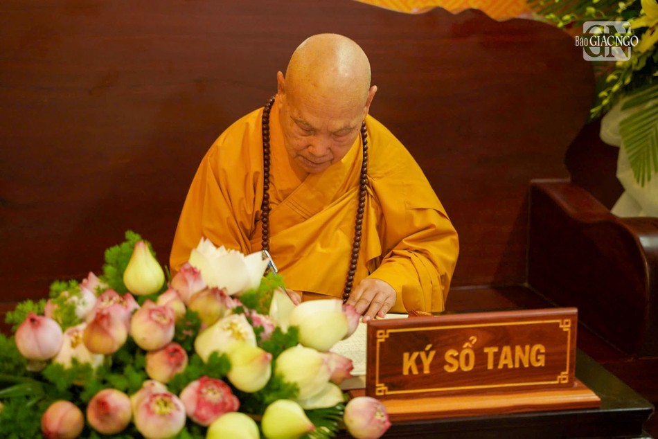 Trưởng lão Hòa thượng Thích Thiện Nhơn ghi sổ tang lưu niệm