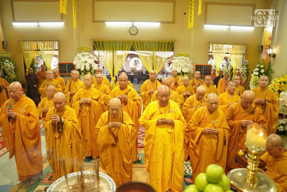 Thắp hương tưởng niệm