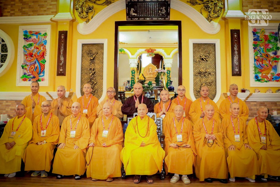 Hội đồng Giới sư cùng Ban Kiến đàn chụp hình lưu niệm