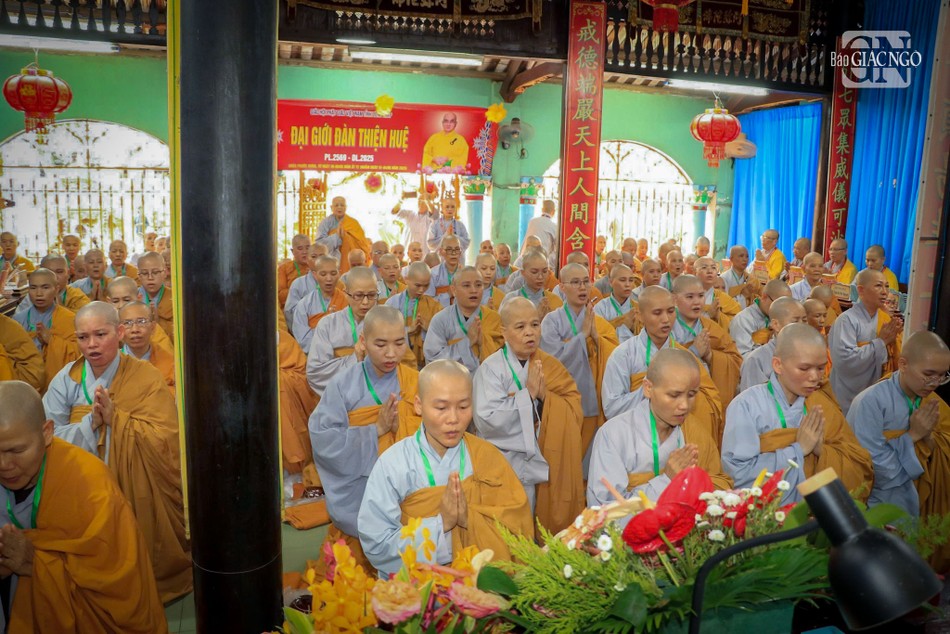 Giới tử thọ giới Tỳ-kheo-ni cầu thọ Chánh pháp trước đại Tăng