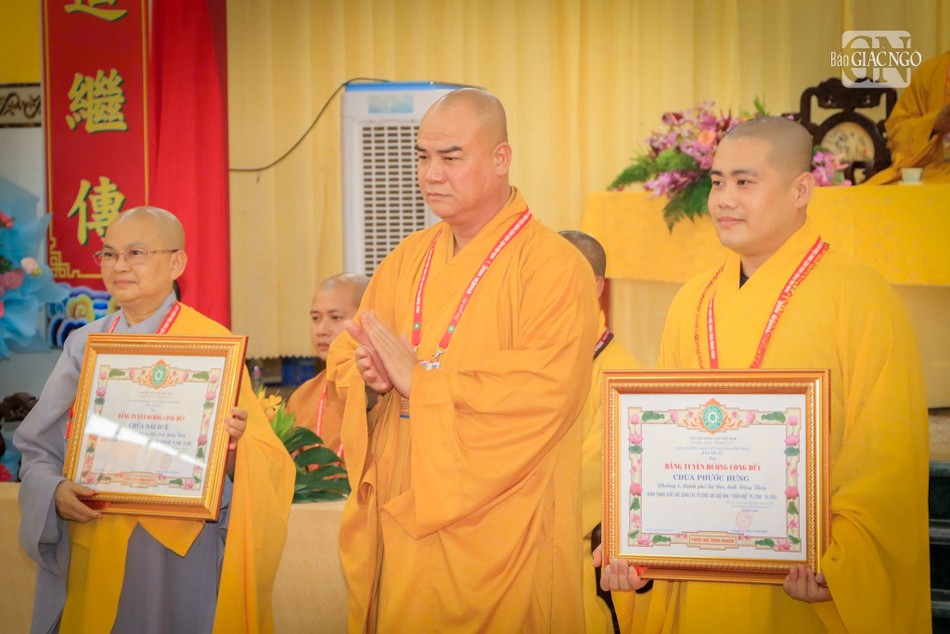 Thượng tọa Thích Tĩnh Triệt, Chánh Chủ đàn trao Bằng tuyên dương công đức