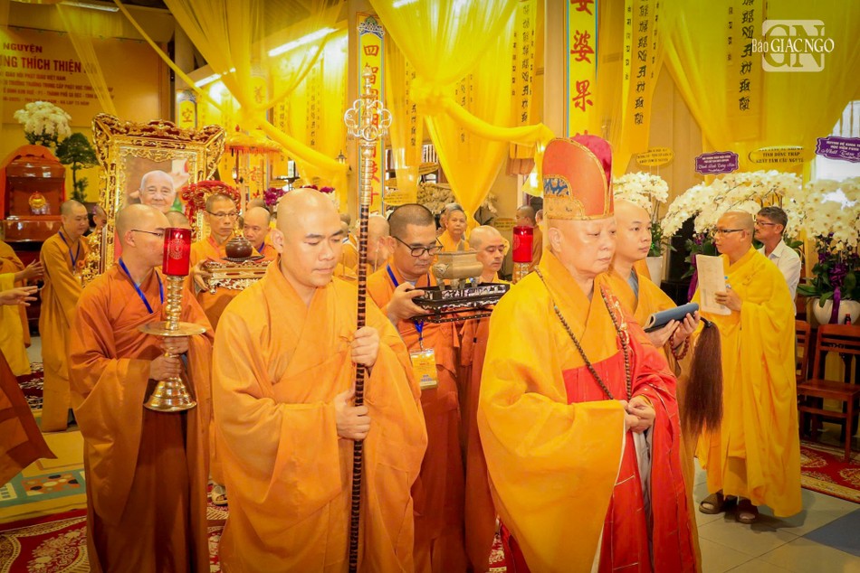 Cử hành nghi thức cung thỉnh di ảnh, linh mô, y bát và kim quan Trưởng lão Hòa thượng rời Giác linh đường