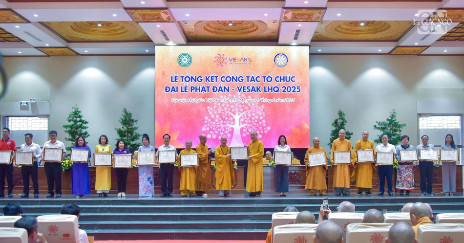 Các cá nhân tiêu biểu đón nhận Bằng tuyên dương công đức của TƯGH Các cá nhân tiêu biểu đón nhận Bằng tuyên dương công đức của TƯGH
