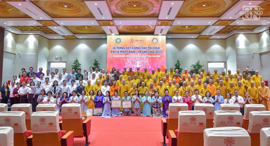Buổi lễ khép lại trong không khí thân tình, đánh dấu kết thúc một mùa Vesak thành công tốt đẹp Buổi lễ khép lại trong không khí thân tình, đánh dấu kết thúc một mùa Vesak thành công tốt đẹp