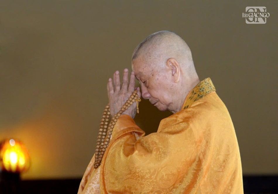 Đại lão Hòa thượng Thích Trí Quảng đảnh lễ Tam bảo