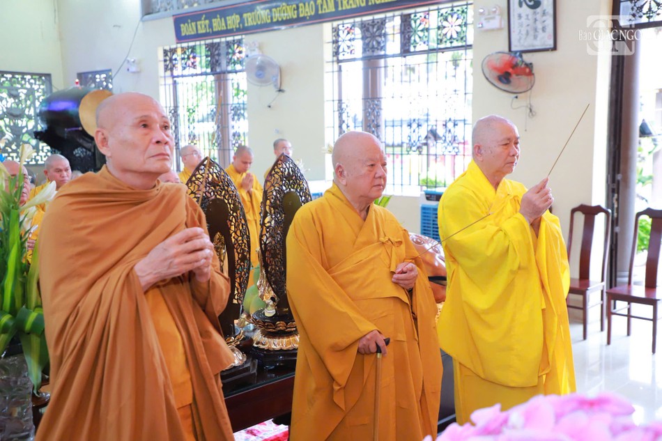 Chư tôn giáo phẩm niêm hương bạch Phật