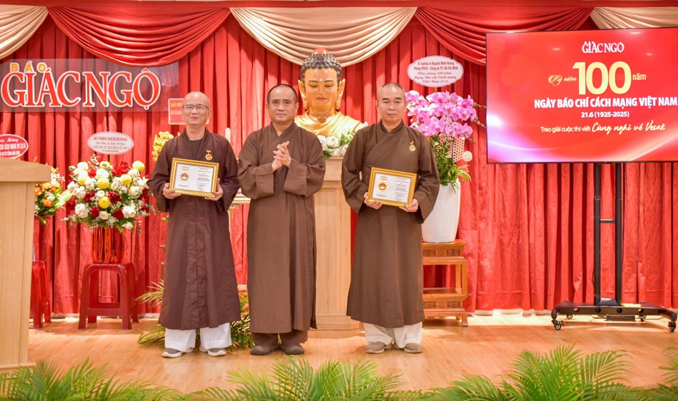 Thượng tọa Thích Chúc Phú và Thượng tọa Thích Quảng Tánh đón nhận Kỷ niệm chương “Vì sự nghiệp báo chí Việt Nam” Thượng tọa Thích Chúc Phú và Thượng tọa Thích Quảng Tánh đón nhận Kỷ niệm chương “Vì sự nghiệp báo chí Việt Nam”