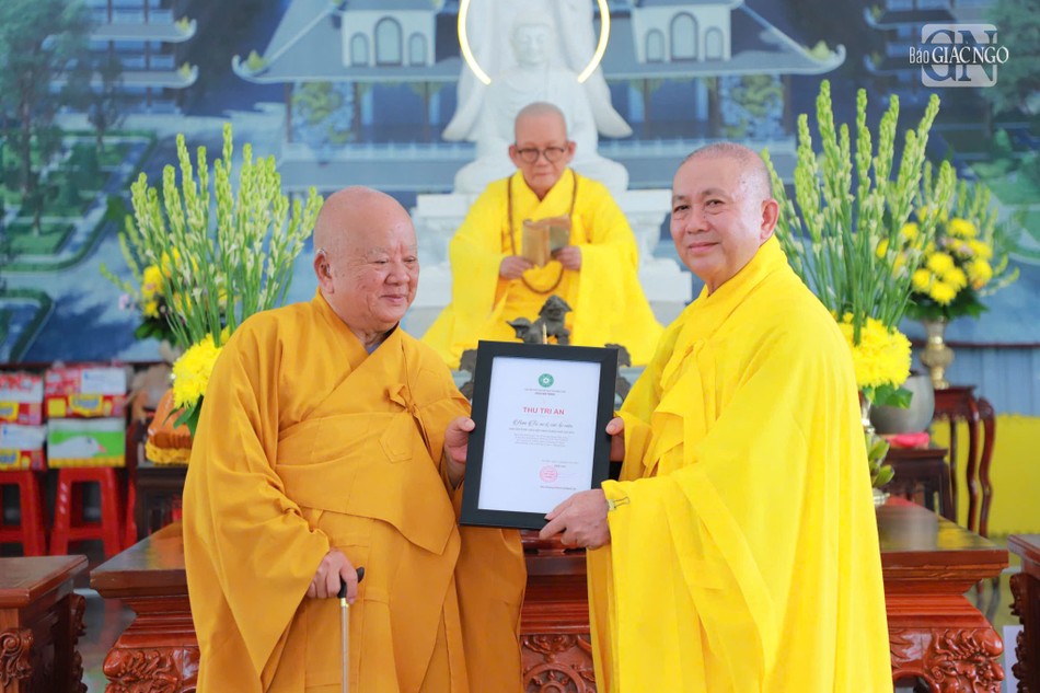 Hòa thượng Thích Hoằng Tri, viện chủ chùa Vạn Thành, Trưởng ban Kiến thiết công trình tưởng niệm Đại lão Hòa thượng Thích Trí Tịnh tri ân chư tôn đức Ban Trị sự và Tăng Ni trụ trì các tự viện TP.Thủ Đức Hòa thượng Thích Hoằng Tri, viện chủ chùa Vạn Thành, Trưởng ban Kiến thiết công trình tưởng niệm Đại lão Hòa thượng Thích Trí Tịnh tri ân chư tôn đức Ban Trị sự và Tăng Ni trụ trì các tự viện TP.Thủ Đức