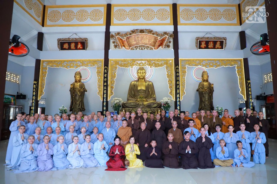 Tại chánh điện chùa An Long Tại chánh điện chùa An Long