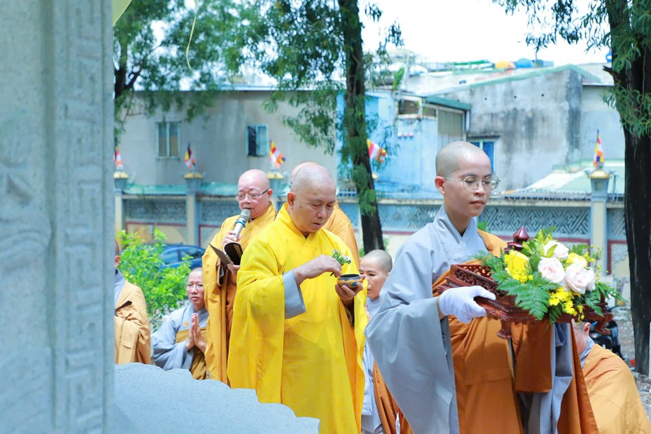 Cử hành nghi thức sái tịnh bảo tháp Cử hành nghi thức sái tịnh bảo tháp
