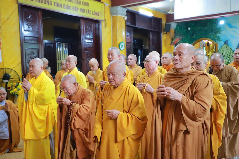 Chư tôn đức thắp hương tại Giác linh đường Chư tôn đức thắp hương tại Giác linh đường