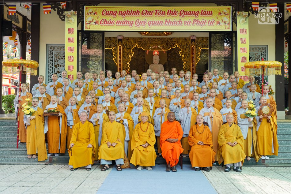 Chụp ảnh lưu niệm tại trường hạ chùa Kiều Đàm với 162 hành giả Ni an cư tập trung