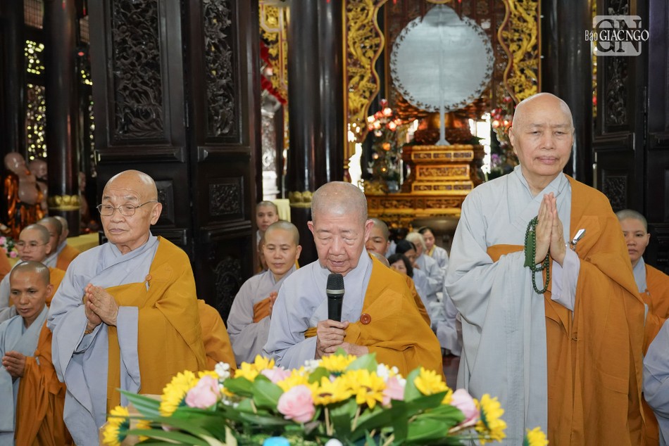 Ni trưởng Thích nữ Như Quang, Thiền chủ hạ trường chùa Sùng Đức cảm tạ chư tôn đức Ban Thường trực Ban Trị sự GHPGVN TP.HCM