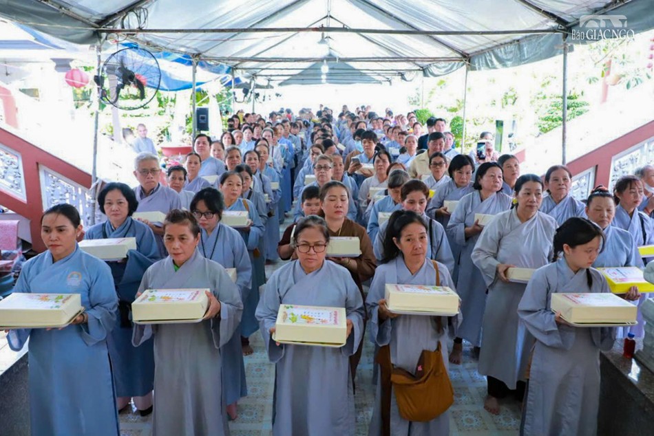 Phật tử theo sự hướng dẫn của chư Ni dâng pháp y ca-sa cúng dường chư tôn đức Phật tử theo sự hướng dẫn của chư Ni dâng pháp y ca-sa cúng dường chư tôn đức