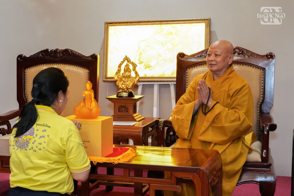 Cung kính đón nhận tôn tượng do Hòa thượng Trưởng ban Trị sự Phật giáo TP.HCM trao tặng