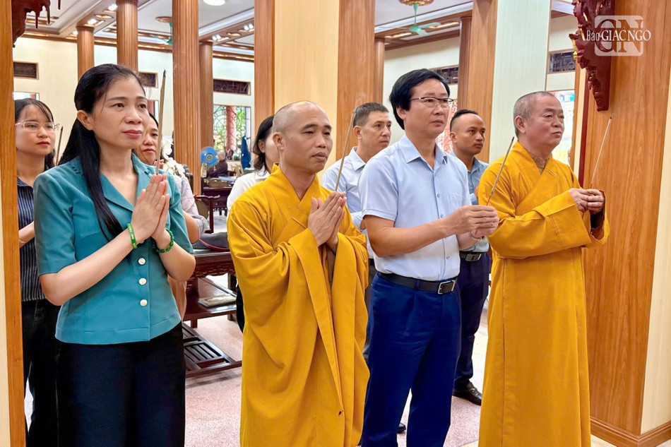 Chư tôn đức hướng dẫn đoàn thắp hương lễ Phật