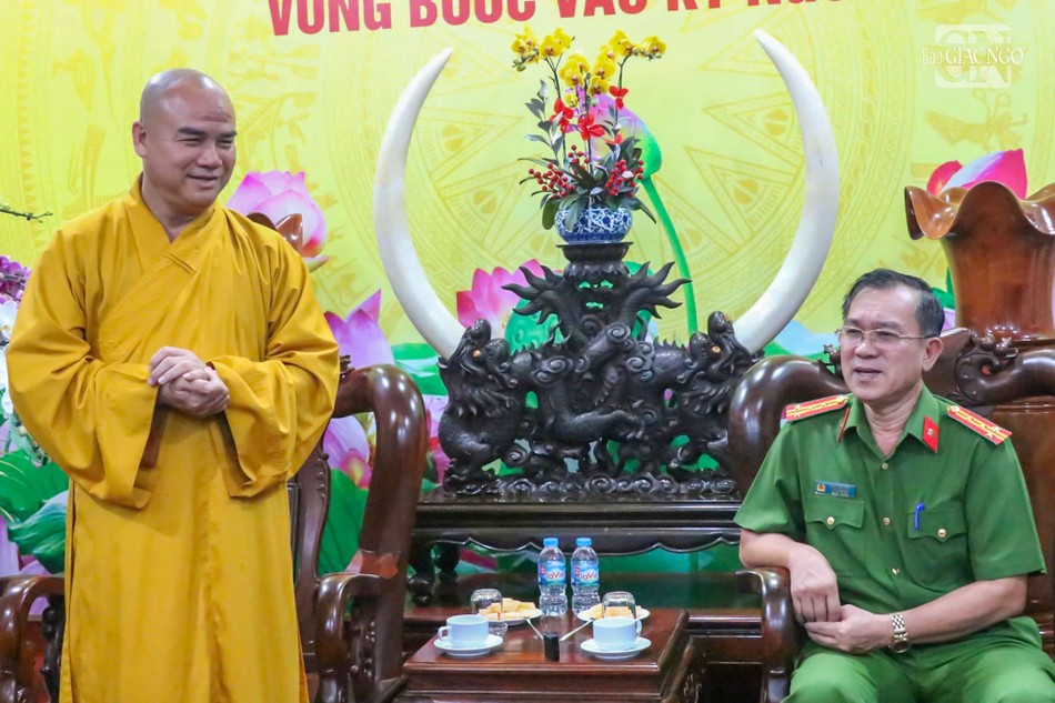 Thượng tọa Thích Tĩnh Triệt phát biểu tri ân lực lượng Công an tỉnh đã luôn đồng hành, hỗ trợ cho Phật giáo tỉnh nhà