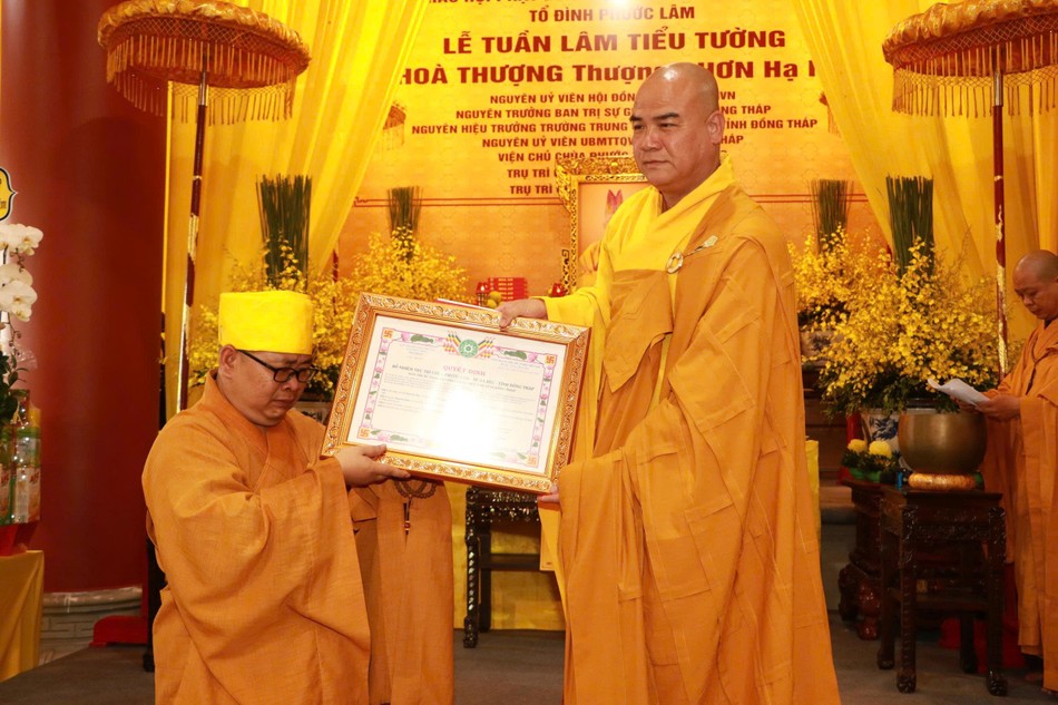 Thượng tọa Thích Tĩnh Triệt trao quyết định đến Đại đức Thích Chí Thiện tân trụ trì chùa Phước Lâm Thượng tọa Thích Tĩnh Triệt trao quyết định đến Đại đức Thích Chí Thiện tân trụ trì chùa Phước Lâm