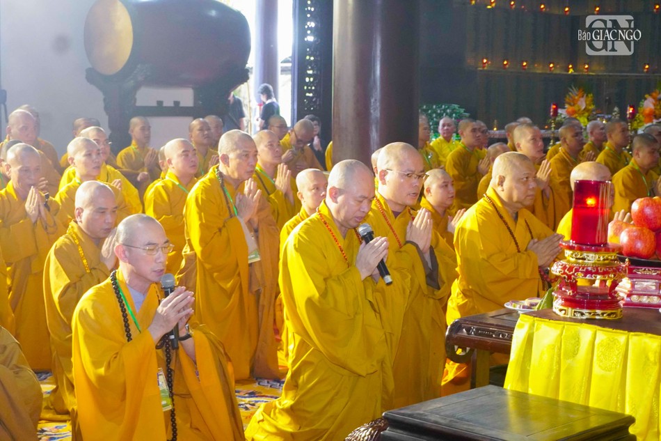 Thượng tọa Thích Đức Thiện, Phó Chủ tịch, Tổng Thư ký Hội đồng Trị sự bạch Phật khai kinh