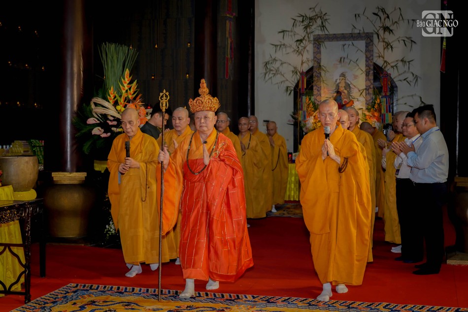 Hòa thượng Thích Lệ Trang cùng chư tôn đức Ban Kinh sư cử hành nghi thức