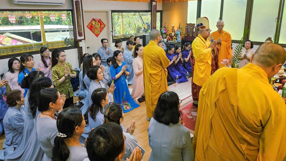 Khóa lễ tụng kinh tại chánh điện chùa Phật Tổ Khóa lễ tụng kinh tại chánh điện chùa Phật Tổ