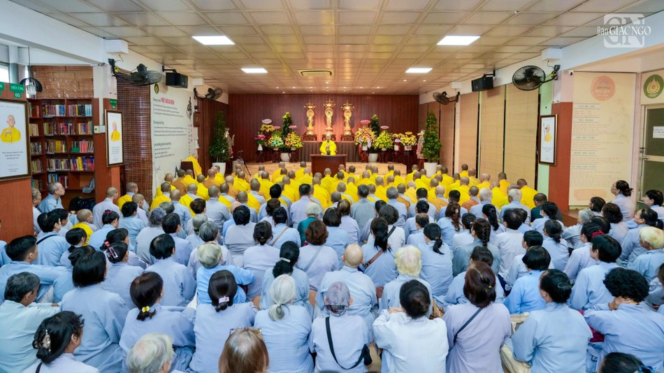 Chư Tăng Ni, Phật tử tác bạch, đảnh lễ khánh tuế Hòa thượng Thích Hoằng Tri