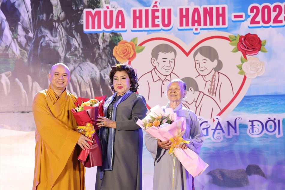 Đại đức Thích Lệ Ngôn tặng hoa tri ân NSND Lệ Thủy Đại đức Thích Lệ Ngôn tặng hoa tri ân NSND Lệ Thủy